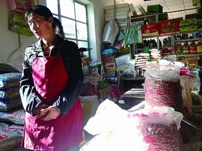 今天上午，在门头沟区的鑫源市场内的摊位上有“香满京西”加工的学良花生米在销售 摄/法制晚报记者 周振 